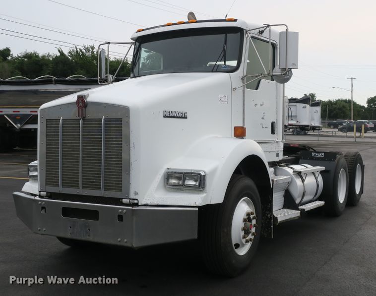 image for item DB10222 2005 Kenworth T800 semi truck