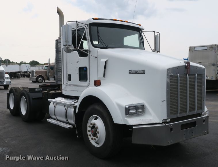 image for item DB10222 2005 Kenworth T800 semi truck