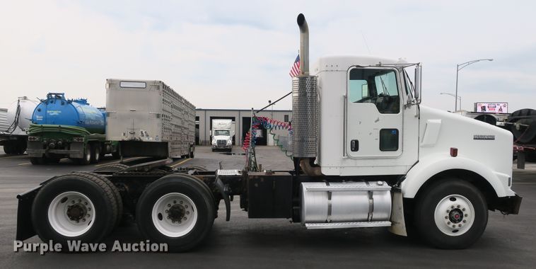 image for item DB10222 2005 Kenworth T800 semi truck