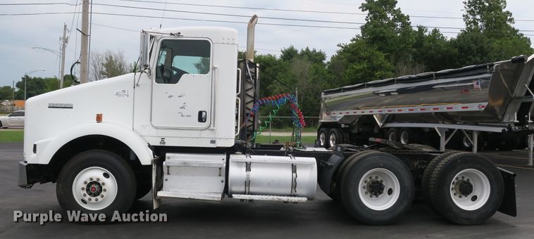 image for item DB10222 2005 Kenworth T800 semi truck