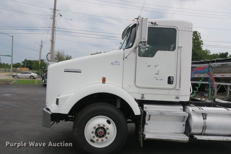 image for item DB10222 2005 Kenworth T800 semi truck