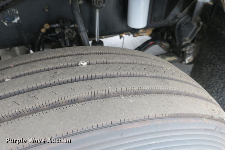 image for item DB10222 2005 Kenworth T800 semi truck