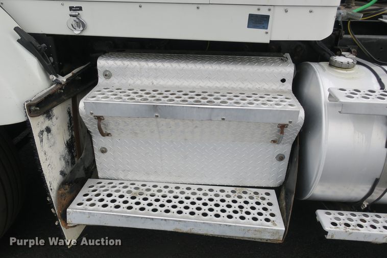 image for item DB10222 2005 Kenworth T800 semi truck