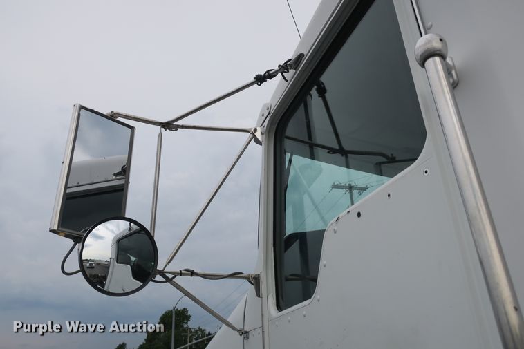 image for item DB10222 2005 Kenworth T800 semi truck