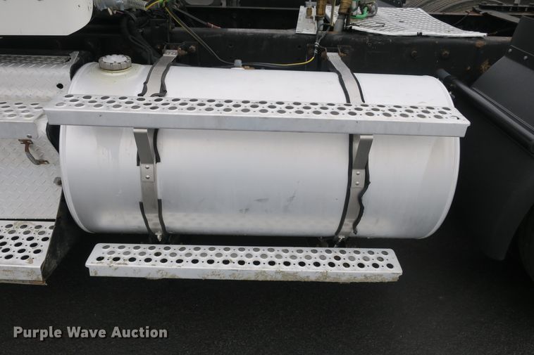 image for item DB10222 2005 Kenworth T800 semi truck