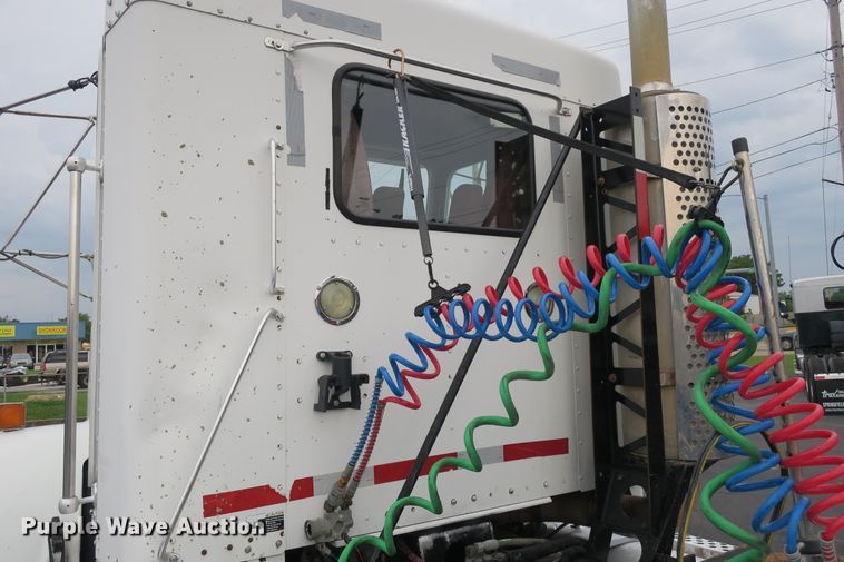 image for item DB10222 2005 Kenworth T800 semi truck