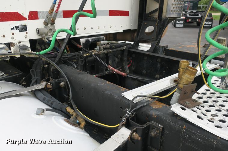 image for item DB10222 2005 Kenworth T800 semi truck