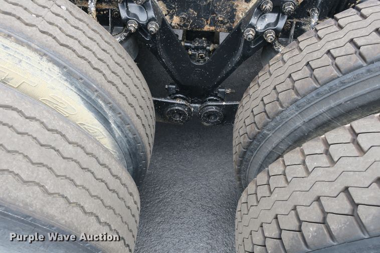 image for item DB10222 2005 Kenworth T800 semi truck