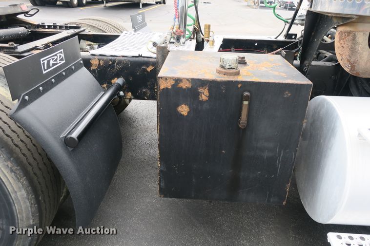 image for item DB10222 2005 Kenworth T800 semi truck