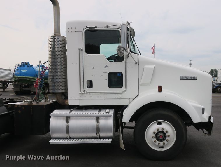 image for item DB10222 2005 Kenworth T800 semi truck