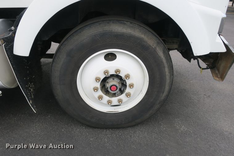 image for item DB10222 2005 Kenworth T800 semi truck