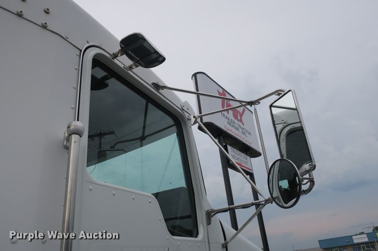 image for item DB10222 2005 Kenworth T800 semi truck