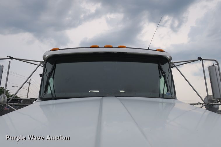 image for item DB10222 2005 Kenworth T800 semi truck