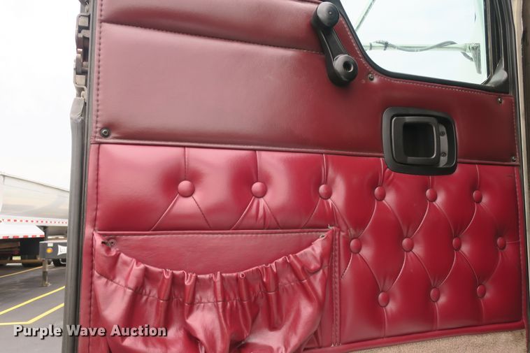 image for item DB10222 2005 Kenworth T800 semi truck