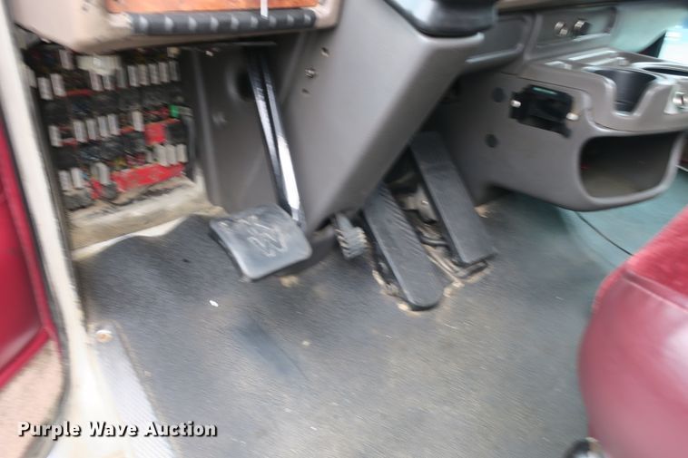 image for item DB10222 2005 Kenworth T800 semi truck