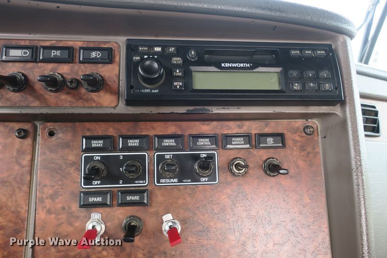 image for item DB10222 2005 Kenworth T800 semi truck