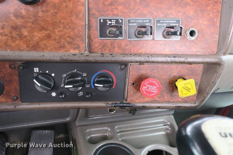 image for item DB10222 2005 Kenworth T800 semi truck