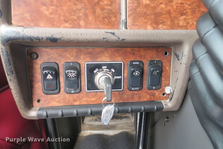 image for item DB10222 2005 Kenworth T800 semi truck