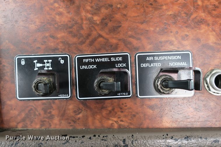 image for item DB10222 2005 Kenworth T800 semi truck