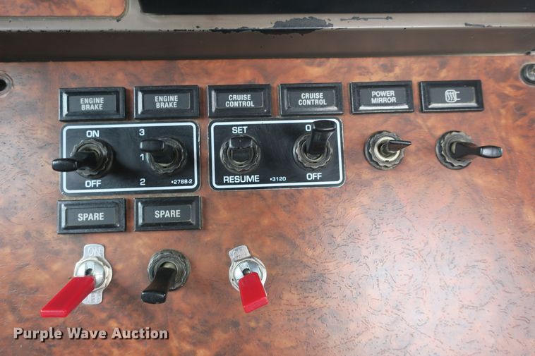 image for item DB10222 2005 Kenworth T800 semi truck