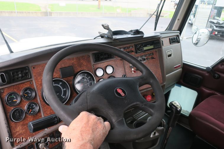 image for item DB10222 2005 Kenworth T800 semi truck