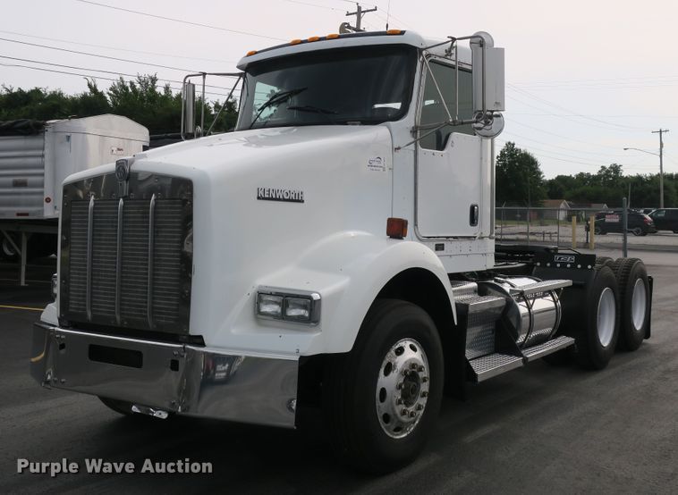 image for item DB10223 2005 Kenworth T800 semi truck
