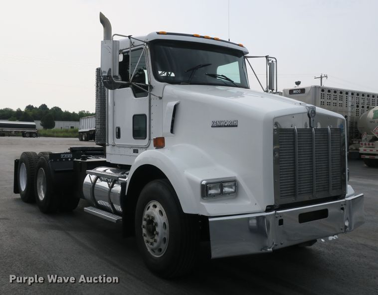 image for item DB10223 2005 Kenworth T800 semi truck