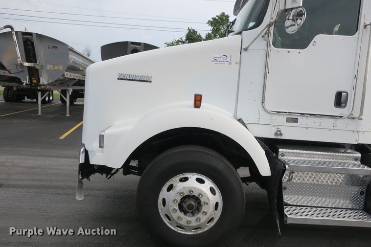 image for item DB10223 2005 Kenworth T800 semi truck