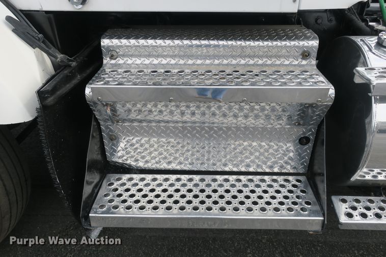 image for item DB10223 2005 Kenworth T800 semi truck