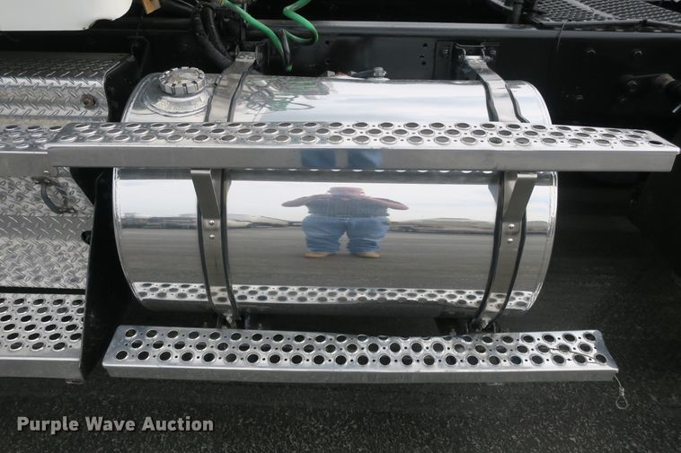 image for item DB10223 2005 Kenworth T800 semi truck