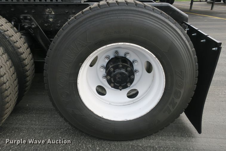 image for item DB10223 2005 Kenworth T800 semi truck