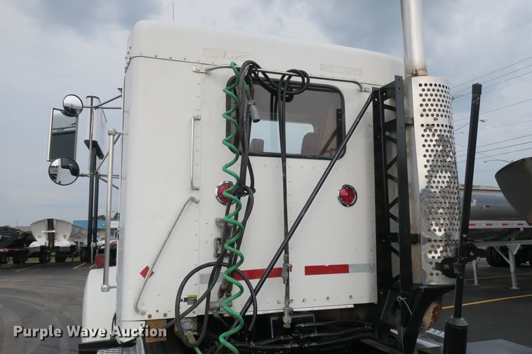 image for item DB10223 2005 Kenworth T800 semi truck