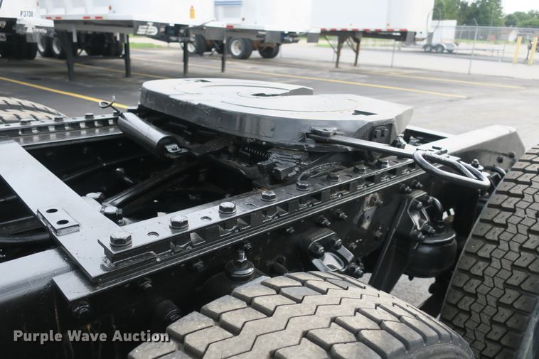 image for item DB10223 2005 Kenworth T800 semi truck