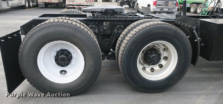 image for item DB10223 2005 Kenworth T800 semi truck