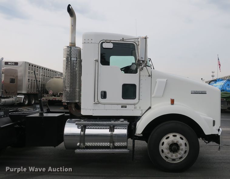 image for item DB10223 2005 Kenworth T800 semi truck