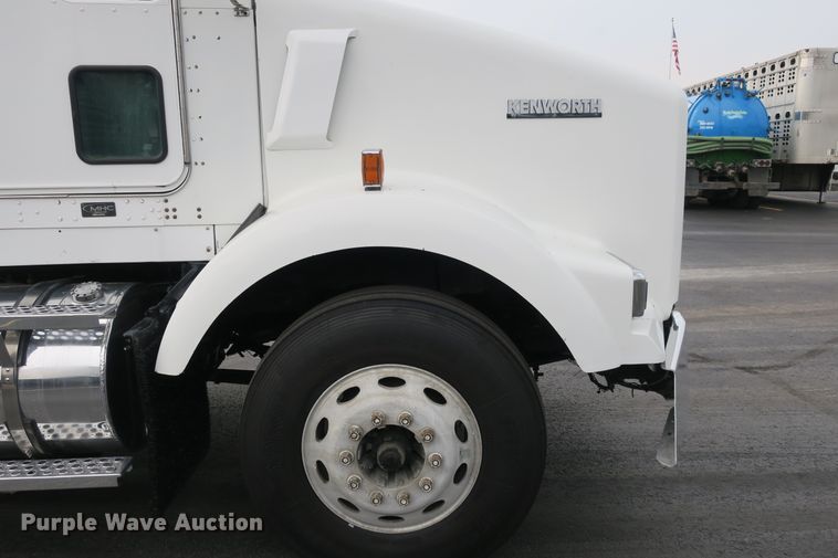 image for item DB10223 2005 Kenworth T800 semi truck