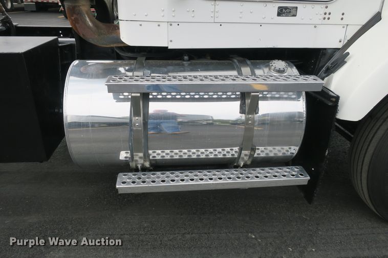 image for item DB10223 2005 Kenworth T800 semi truck