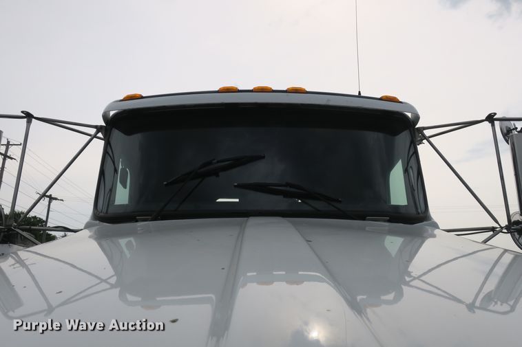 image for item DB10223 2005 Kenworth T800 semi truck