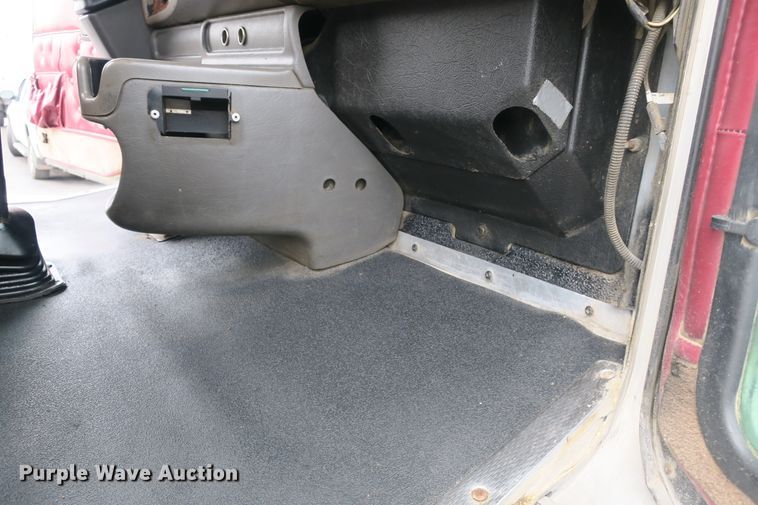 image for item DB10223 2005 Kenworth T800 semi truck