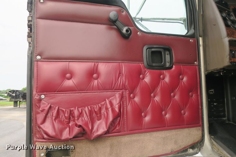 image for item DB10223 2005 Kenworth T800 semi truck