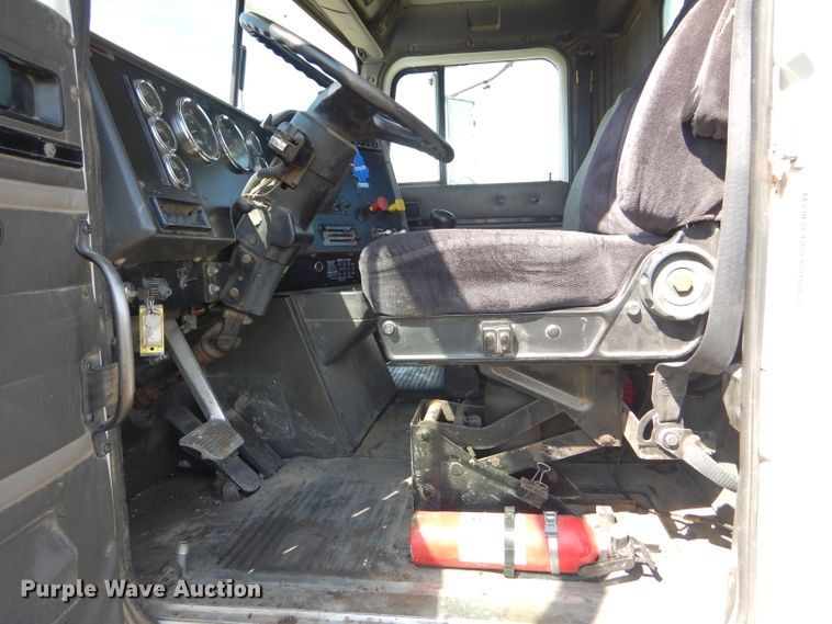 image for item DC5010 1998 International 9100 semi truck