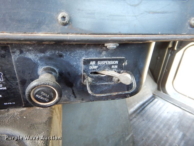 image for item DC5010 1998 International 9100 semi truck