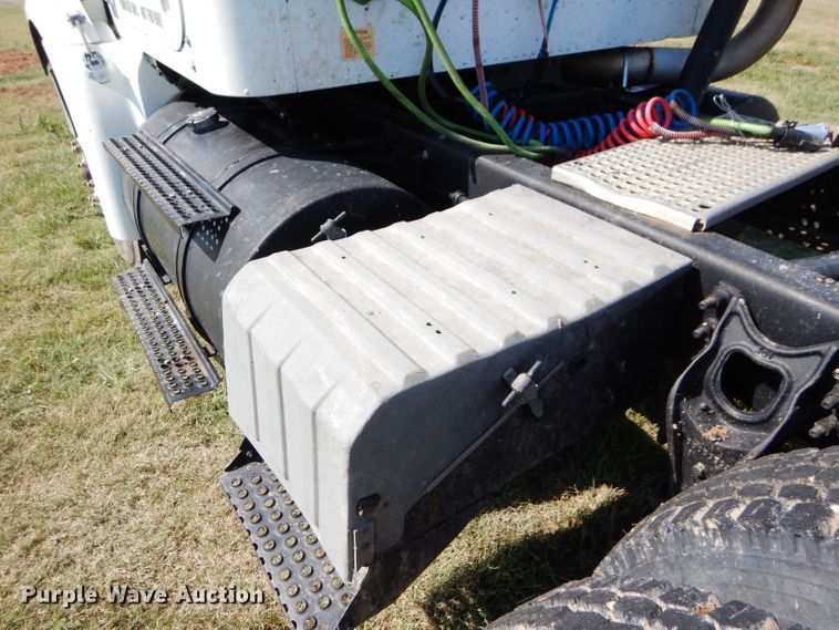 image for item DC5010 1998 International 9100 semi truck