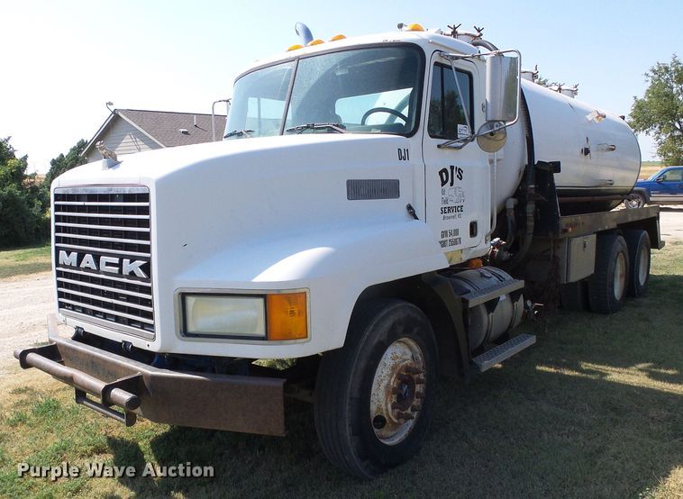 image for item DC5062 1999 Mack vacuum truck
