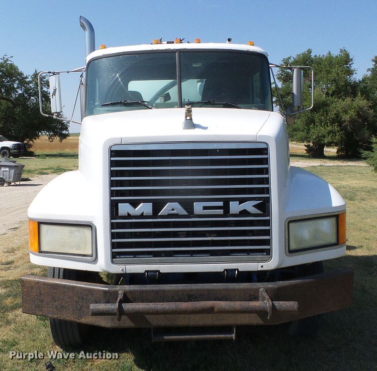 image for item DC5062 1999 Mack vacuum truck