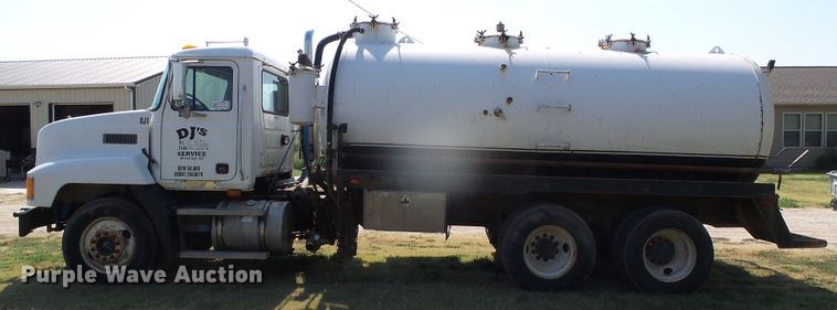 image for item DC5062 1999 Mack vacuum truck