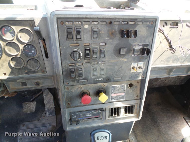 image for item DC5062 1999 Mack vacuum truck