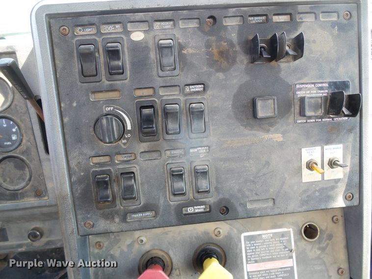 image for item DC5062 1999 Mack vacuum truck