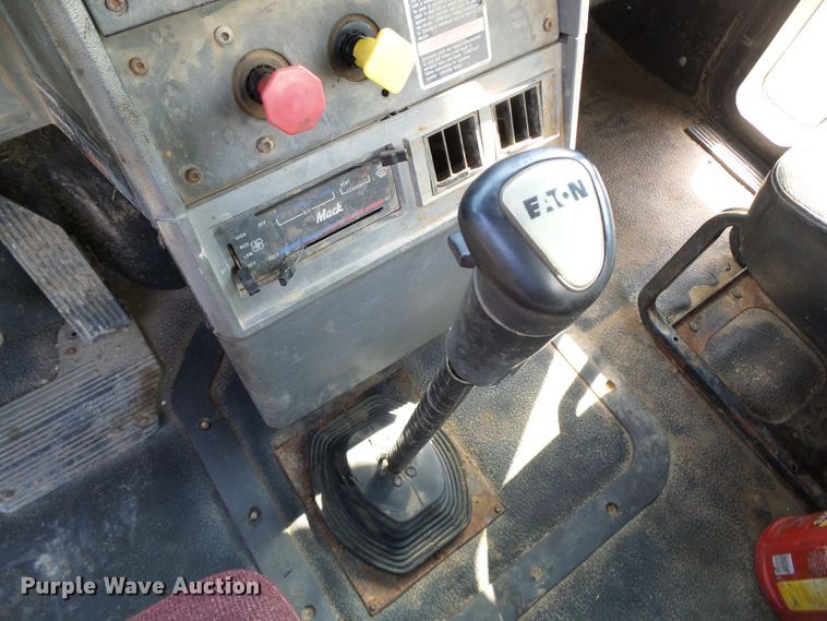 image for item DC5062 1999 Mack vacuum truck