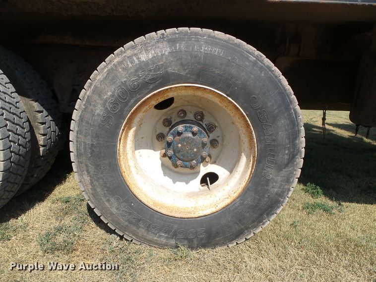 image for item DC5062 1999 Mack vacuum truck